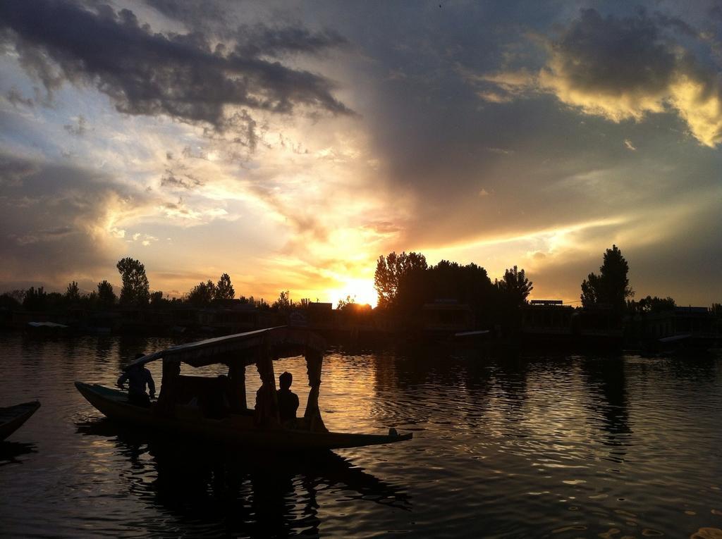 Houseboat Holiday Home Srinagar  Exterior photo