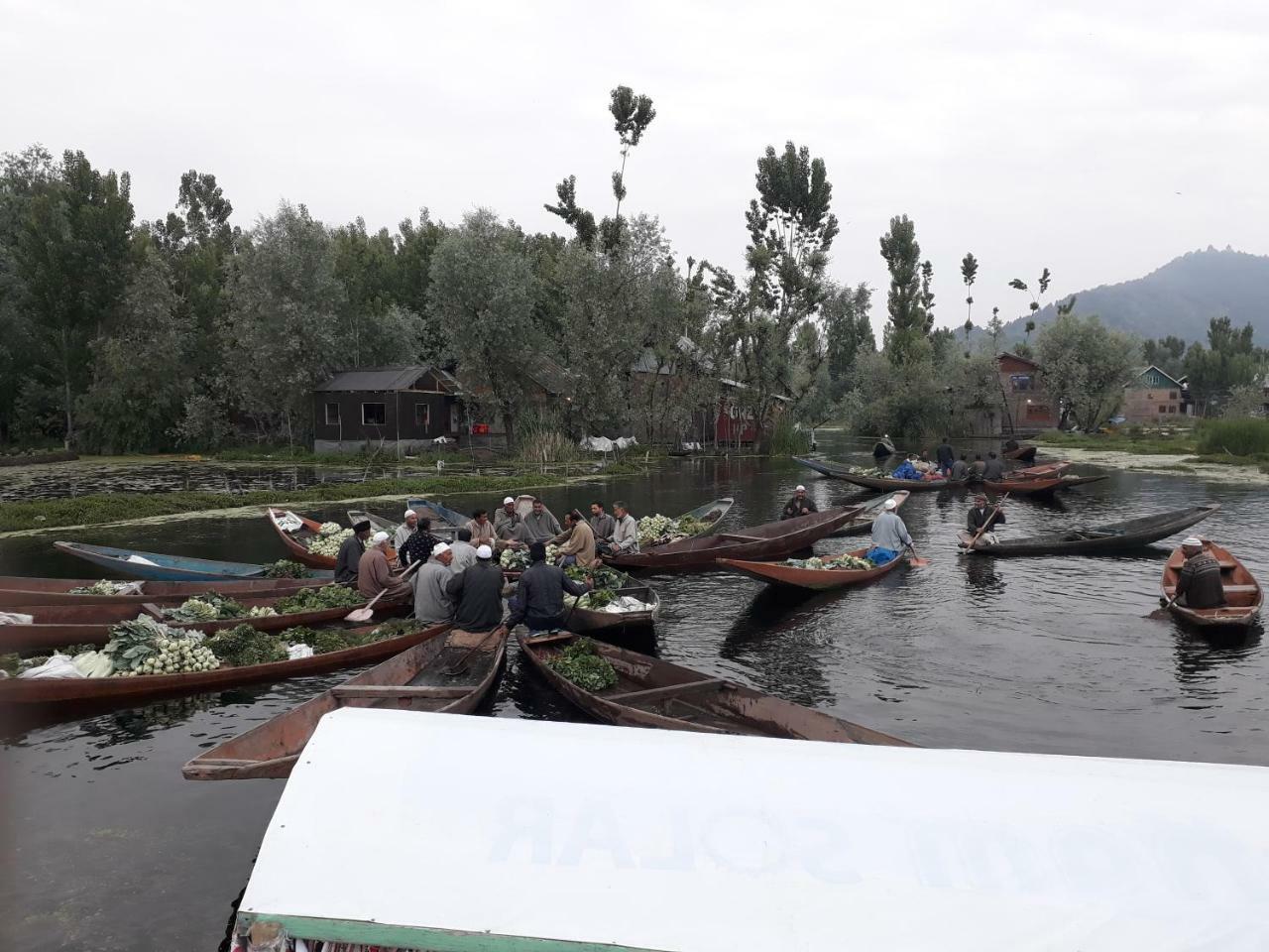 Houseboat Holiday Home Srinagar  Exterior photo